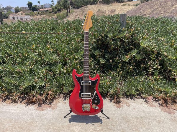 画像2: Hagstrom II 1960s Beautiful Red, All original, HSC, Tremolo bar (2)